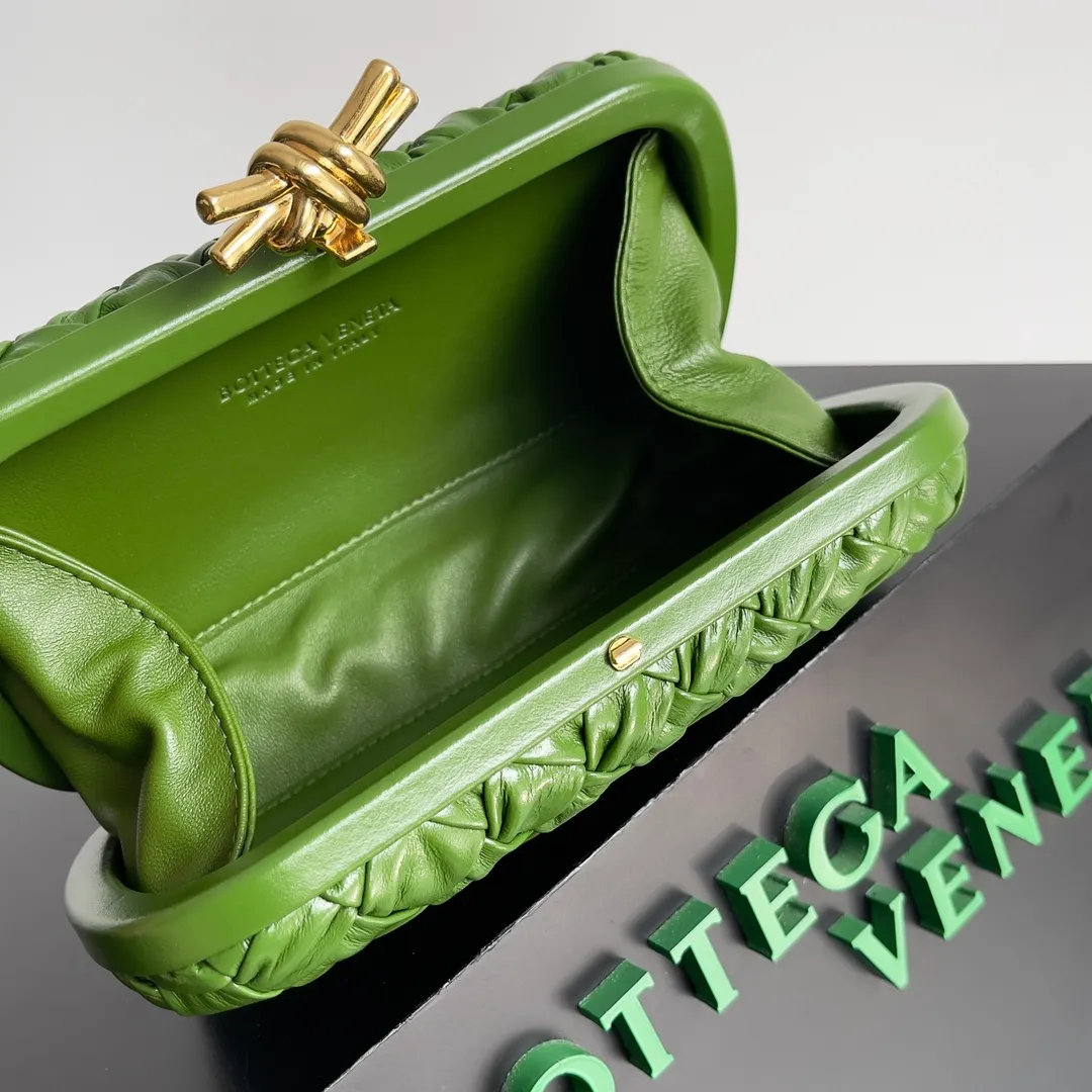Batch 1860 BV Knot | The classic return of the evening bag. Original leather ➕ Stainless steel hardware ➕ 24k real gold plating ➕ Fully handmade. Those who know the history of our brand should have heard that the knot is a story of Bottega Veneta, and it is also one of the more important design elements. Matthieu Blazy's work this season sublimates Knot's classics, with a new knot design and a woven shoulder strap, plus Fouland Intreccio's weaving technology, adding some fashion to the retro and nostalgic feel of the past. Style number: 717622 Size: 20.5*6*12.5